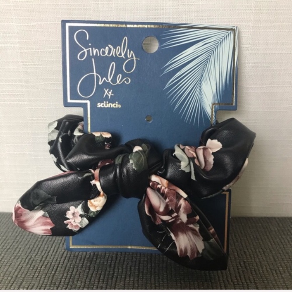 Scunci hair scrunchie Black flower w. bow